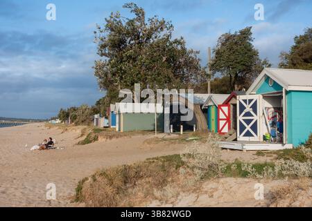 Cabanes de plage multicolores à Dromana Victoria, Australie. Banque D'Images