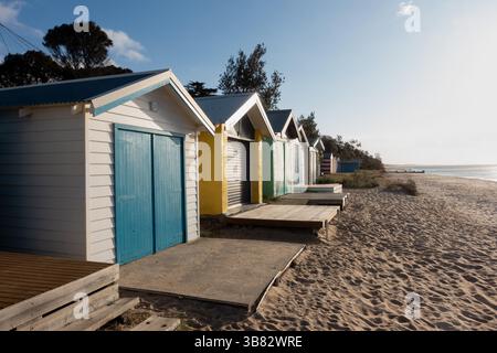 Cabanes de plage multicolores à Dromana Victoria, Australie. Banque D'Images