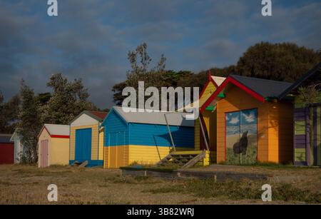 Cabanes de plage multicolores à Dromana Victoria, Australie. Banque D'Images