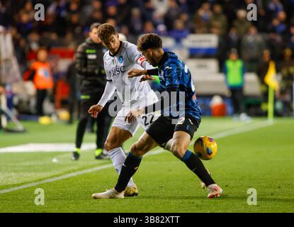 25 novembre 2023, Bergame, Italie : Giovanni Di Lorenzo de sac Napoli (l) et Matteo Ruggeri d'Atalanta BC (R) vus en action lors du match entre Atalanta BC et SSC Napoli dans le cadre de la Serie A italienne, saison 2023/2024, au stade Gewiss. Score final ; Atalanta 1 : 2 Napoli. (Crédit image : © Nderim Kaceli/SOPA images via ZUMA Press Wire) Banque D'Images