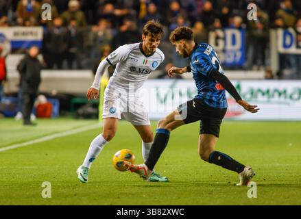 25 novembre 2023, Bergame, Italie : Eljif Elmas de sac Napoli (l) et Matteo Ruggeri d'Atalanta BC (R) vus en action lors du match entre Atalanta BC et SSC Napoli dans le cadre de la Serie A italienne, saison 2023/2024, au stade Gewiss. Score final ; Atalanta 1 : 2 Napoli. (Crédit image : © Nderim Kaceli/SOPA images via ZUMA Press Wire) Banque D'Images