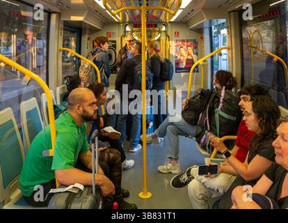Les gens sur le métro tramway train système de transport public, ville de Porto, Portugal, Europe Banque D'Images