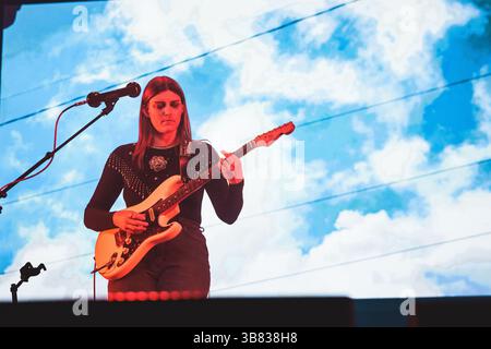 Tilburg, pays-Bas. 20 avril 2025. La chanteuse et musicienne américaine sage-femme donne un concert en direct lors du festival de musique néerlandais Roadburn Festival 2025 à Tilburg. Banque D'Images