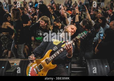 Tilburg, pays-Bas. 20 avril 2025. Le groupe hollandais OUST donne un concert lors du festival de metal néerlandais Roadburn Festival 2025 à Tilburg. Banque D'Images
