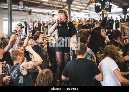 Tilburg, pays-Bas. 20 avril 2025. Le groupe hollandais OUST donne un concert lors du festival de metal néerlandais Roadburn Festival 2025 à Tilburg. Banque D'Images
