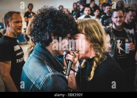 Tilburg, pays-Bas. 20 avril 2025. Le groupe hollandais OUST donne un concert lors du festival de metal néerlandais Roadburn Festival 2025 à Tilburg. Banque D'Images