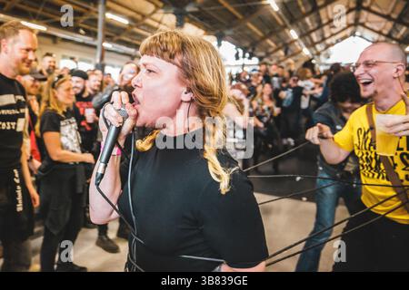 Tilburg, pays-Bas. 20 avril 2025. Le groupe hollandais OUST donne un concert lors du festival de metal néerlandais Roadburn Festival 2025 à Tilburg. Banque D'Images