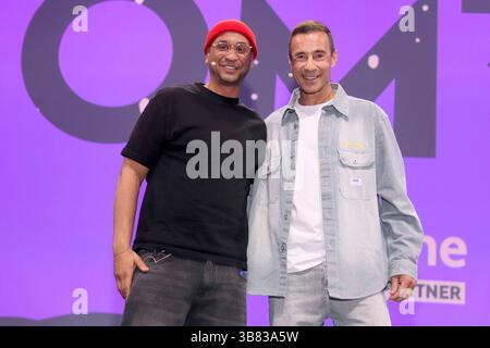 Jean Pierre Kraemer, Kai Pflaume, zu Gast beim OMR Festival auf der Buehne in den Messehallen AM 06.05.2025 à Hambourg - Das OMR Festival ist eine Veranstaltung für digitales Marketing und technologie Hamburg Deutschland *** Jean Pierre Kraemer, Kai Pflaume, invité au festival OMR sur scène dans les salles d'exposition le 06 05 2025 à Hambourg le festival OMR est un événement pour le marketing numérique et la technologie Allemagne Banque D'Images
