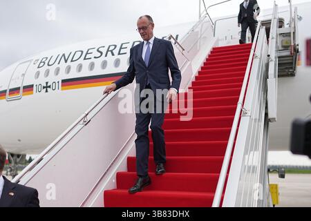 Paris, France. 07 mai 2025. Le chancelier allemand Friedrich Merz (CDU) débarque à Paris pour sa visite inaugurale. Les thèmes abordés seront le repositionnement de l’Europe, la guerre d’agression russe contre l’Ukraine et la politique migratoire. Crédit : Michael Kappeler/dpa/Alamy Live News Banque D'Images