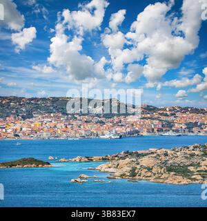 Vue imprenable sur les îles Santo Stefano et la Maddalena depuis Palau. Localisation : Palaos, Province d'Olbia-Tempio, Sardaigne, Italie, Europe Banque D'Images