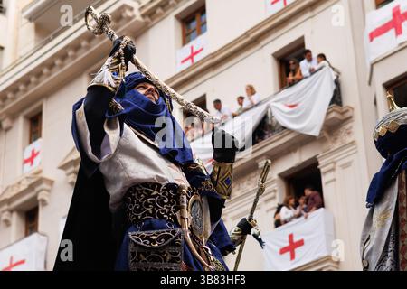 Alcoy, Espagne, 05-03-2017 2025 : un chevalier de la troupe Abencerrajes salue avec son épée lors des festivités Maures et Chrétiens à Alcoy 2025. Banque D'Images