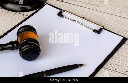 Vue latérale du presse-papiers blanc vierge avec espace personnalisable pour le texte et avec marteau à côté. Copier le concept d'espace Banque D'Images