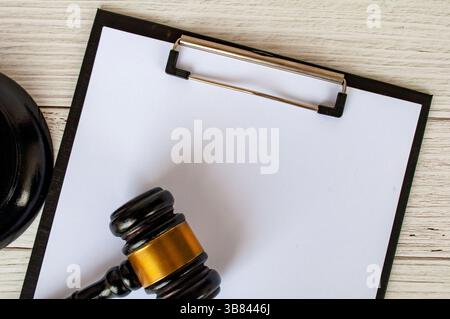 Vue de dessus d'un presse-papiers blanc vierge avec un espace personnalisable pour le texte et avec un marteau à côté Banque D'Images