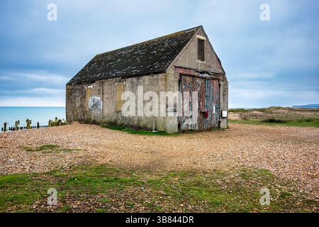 Le Mary Stanford abandonne la maison des bateaux de sauvetage dans la réserve naturelle de Rye Harbour, Winchelsea Banque D'Images