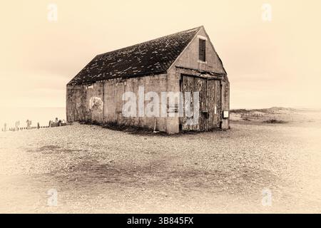 La maison abandonnée Mary Stanford Lifeboat à la réserve naturelle de Rye Harbour, Winchelsea, représentée dans un ton vintage sépia Banque D'Images