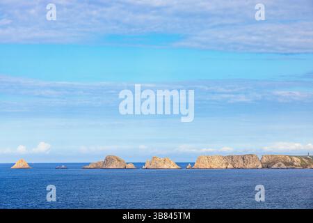 Vue sur le paysage marin à la pointe de Pen-hir sur la côte rocheuse de Bretagne en France Banque D'Images