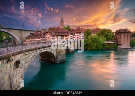 Berne, Suisse. Image de paysage urbain de la capitale de la Suisse, Berne au magnifique coucher de soleil printanier. Banque D'Images