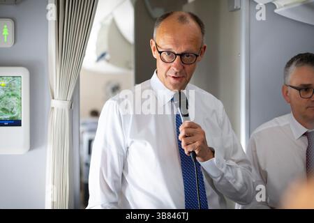Berlin, Deutschland. 07 mai 2025. Friedrich Merz (CDU), chancelier fédéral, s’entretient avec des journalistes à bord d’un Airbus A350 sur un vol à destination de Paris. Berlin, le 7 mai 2025. Photographié pour le compte du ministère fédéral des Affaires étrangères crédit : dpa/Alamy Live News Banque D'Images