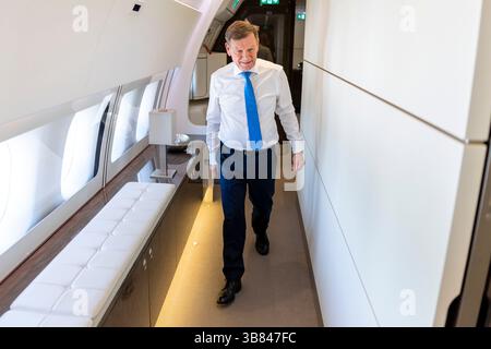 Berlin, Deutschland. 07 mai 2025. Johann Wadephul (CDU), ministre fédéral des Affaires étrangères, à bord d'un Airbus A350 sur le vol à destination de Paris. Berlin, le 7 mai 2025. Photographié pour le compte du ministère fédéral des Affaires étrangères crédit : dpa/Alamy Live News Banque D'Images