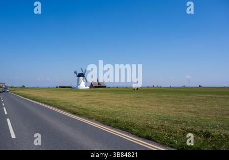 Lytham Windmill est situé sur Lytham Green à côté de l'ancien bâtiment RNLI Lifeboat dans la ville côtière de Lytham St Annes, Lancashire, Angleterre. Banque D'Images