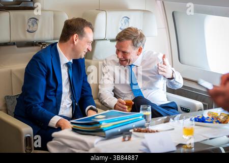 Berlin, Deutschland. 07 mai 2025. Johann Wadephul (CDU), ministre fédéral des Affaires étrangères, à bord d'un Airbus A350 sur le vol à destination de Paris. Berlin, le 7 mai 2025. Photographié pour le compte du ministère fédéral des Affaires étrangères crédit : dpa/Alamy Live News Banque D'Images