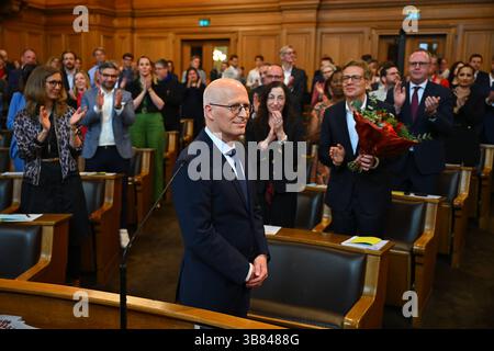 Hambourg, Allemagne. 07 mai 2025. Peter Tschentscher (SPD), premier maire de Hambourg, est applaudi après avoir prêté serment à la tête du gouvernement. Crédit : Jonas Walzberg/dpa/Alamy Live News Banque D'Images