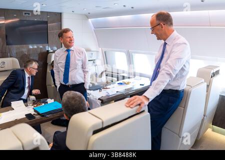 Berlin, Deutschland. 07 mai 2025. Johann Wadephul (CDU), ministre fédéral des Affaires étrangères, et Friedrich Merz (CDU), chancelier fédéral, à bord d'un Airbus A350 sur le vol à destination de Paris. Berlin, le 7 mai 2025. Photographié pour le compte du ministère fédéral des Affaires étrangères crédit : dpa/Alamy Live News Banque D'Images