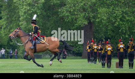 Hyde Park, Londres, Royaume-Uni. 6 mai 2025. 71 chevaux de la troupe du roi Royal Horse Artillery, tirant six canons de campagne de 13 livres de l'ère de la première Guerre mondiale, placent rapidement les canons en position pour le Royal Salute à côté des six caisses de munitions pré-positionnées à Hyde Park. Les canons sont détachés, les chevaux escortés vers une zone sûre, et, sur ordre, chacun des six canons tire des obus d'artillerie à blanc à intervalles de dix secondes jusqu'à ce que quarante et un coups de feu soient tirés marquant l'anniversaire du couronnement de leurs Majestés le Roi et la Reine. Crédit : Malcolm Park/Alamy Banque D'Images