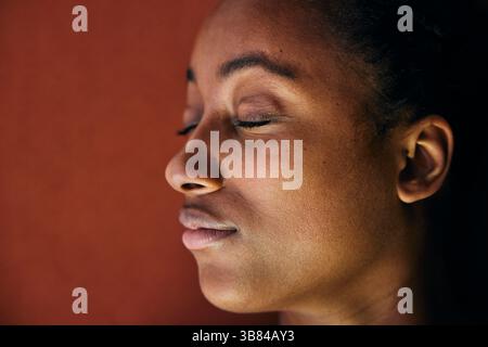 Gros plan d'une femme les yeux fermés Banque D'Images