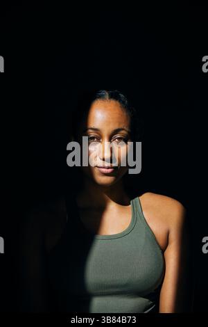 Portrait de la lumière du soleil brille sur la femme confiante Banque D'Images