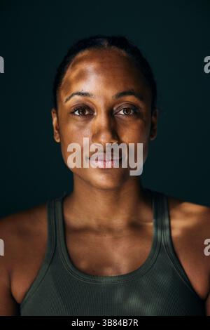 Portrait d'une femme confiante portant un débardeur Banque D'Images