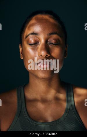 Belle femme avec les yeux fermés Banque D'Images