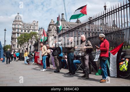 Londres, Royaume-Uni. 07 mai 2025. Les manifestants se sont rassemblés devant la gare de Westminster pour appeler à laisser entrer les camions de nourriture dans Gaza. Crédit : Oleksii Ovcharenko|Alamy Live News Banque D'Images