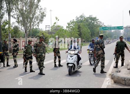 Les frappes aériennes en Inde à la suite de la frontière indienne les soldats de la Force de sécurité de la frontière indienne sont en alerte sur le chemin menant aux portes frontalières Inde-Pakistan, à la frontière d'Attari, près d'Amritsar, en Inde, le 7 mai 2025. Selon les médias, les forces indiennes ont mené l'opération Sindoor, une frappe militaire majeure menée par l'Inde dans la nuit du 06 au 07 mai 2025, ciblant neuf localités à travers le Pakistan et le Cachemire administré par le Pakistan. Il a été lancé en représailles directes à l'attaque terroriste du 22 avril à Pahalgam, Jammu-et-Cachemire, qui a coûté la vie à 26 personnes Banque D'Images