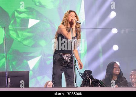 26 mars 2024, New York, New York, États-Unis : Shakira se produit sur le balcon du TSX Broadway sur Times Square à New York le 26 mars 2024 pour marquer la sortie de son premier nouvel album en sept ans. Shakira interprète entre autres sa nouvelle chanson 'Punteria' (crédit image : © Lev Radin/ZUMA Press Wire) Banque D'Images