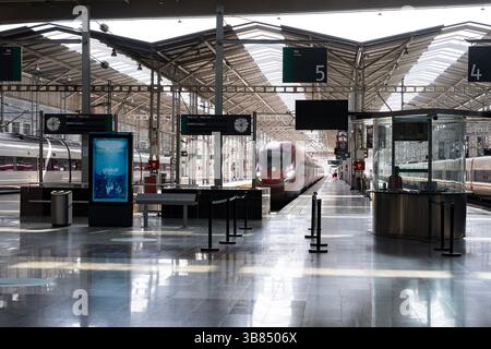 17 avril 2024, Malaga, Andalousie, États-Unis : le train à grande vitesse arrive à la gare de MarÃ­a Zambrano de Malaga, plaque tournante du transport ferroviaire en Andalousie, Espagne. (Crédit image : © Walter G Arce Sr Grindstone Medi/ASP) Banque D'Images