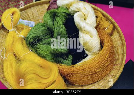 Beaux fils de soie colorés dans un laboratoire chinois Banque D'Images