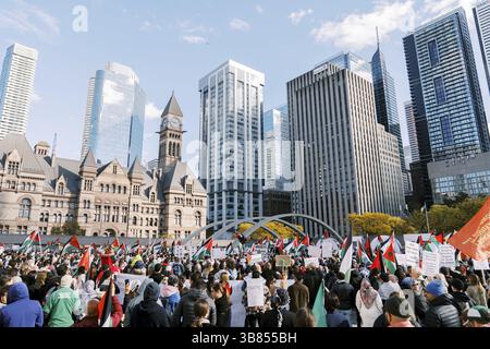 Toronto, Canada - 28 octobre 2023 : la diaspora palestinienne à Toronto organise une manifestation contre la campagne israélienne de Gaza. Banque D'Images