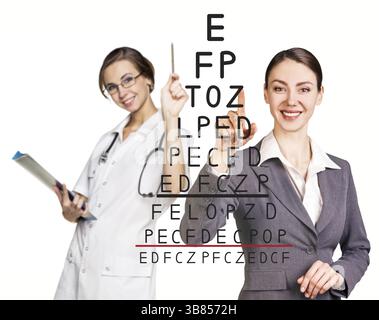 Médecin enregistrer les résultats d'un test de la vue sur le fond blanc Banque D'Images