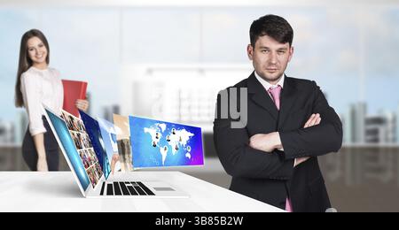 Homme d'affaires se tient près de l'ordinateur portable avec de nombreux écrans.éléments de cette image fourni par la NASA Banque D'Images