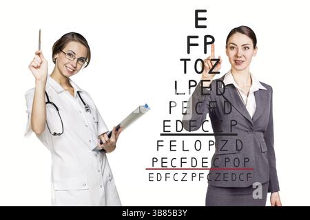 Médecin enregistrer les résultats d'un test de la vue sur le fond blanc Banque D'Images