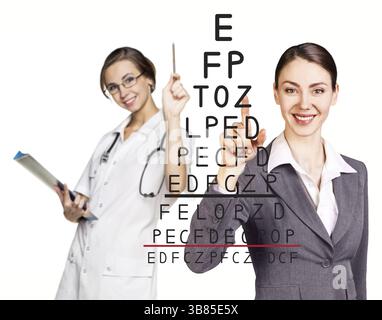 Médecin enregistrer les résultats d'un test de la vue sur le fond blanc Banque D'Images