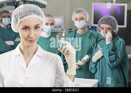 Jeune femme anesthésiste avec seringue sur l'arrière-plan teem chirurgie Banque D'Images