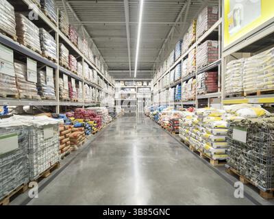 Local industriel d'entrepôt pour le stockage de matériel. Des matériaux de construction dans l'entrepôt industiral store. Concept logistique, transport Banque D'Images