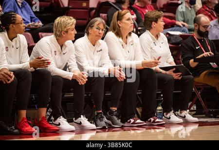 23 février 2024 Palo Alto CA, États-Unis L'entraîneur-chef de Stanford Tara Vanderveer sur le banc lors du match de basket-ball féminin de la NCAA entre les Wildcats de l'Arizona et les Cardinal de Stanford. Arizona a battu Stanford 68-61 au Maples Pavilion Palo Alto, CA. Thurman James /CSM (crédit image : © Thurman James/CSM via ZUMA Press Wire) Banque D'Images