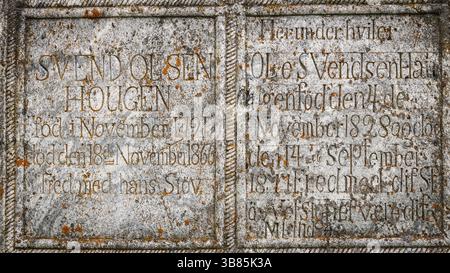 Gros plan d'une ancienne pierre tombale avec inscriptions et patine altérées, église de Dovre, Dovre kyrkje, Dovre, Fylke Innlandet, Upper Gudbrandsdalen, Norvège Banque D'Images