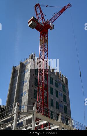 LONDRES, Royaume-Uni - 29 AVRIL 2025 : chantier de construction dans la ville de Londres avec grue Banque D'Images