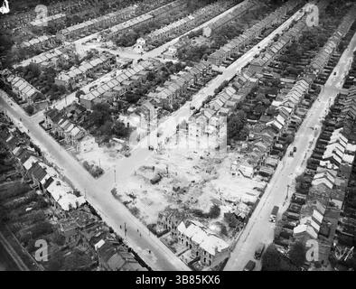 Vue aérienne du sud montrant les dommages résultant d'une fusée V2 allemande qui a explosé à la jonction de Wanstead Park Road et Endsleigh Gardens à Cranbrook, Ilford, Essex, Angleterre le 8 mars 1945. À la suite de cet incident, neuf personnes ont été tuées. Les V-1 et V-2 étaient des armes redoutables, mais n'avaient aucun effet sur l'issue de la guerre. Le V-1 était une bombe volante qui est tombée lorsque son carburéacteur s'est épuisé. Le V2 était un missile balistique. Les deux ont été largement utilisés sur les villes d'Europe occidentale. Banque D'Images