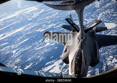 11 mars 2024, espace aérien suédois, Suède : un chasseur furtif F-35 Lightning II de la Royal Air Force norvégienne, ravitaillement d'un KC-135 Stratotanker de l'US Air Force lors de l'exercice Nordic Response 24, le 11 mars 2024 au-dessus de la Suède. Nordic Response est un exercice multinational annuel dirigé par la Norvège. (Crédit image : © MSGT. Andrew Sinclair/U.S. Air/Planet Pix via ZUMA Press Wire) Banque D'Images