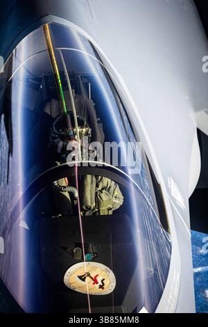 11 mars 2024, espace aérien suédois, Suède : un chasseur furtif F-35 Lightning II de la Royal Air Force norvégienne, ravitaillement d'un KC-135 Stratotanker de l'US Air Force lors de l'exercice Nordic Response 24, le 11 mars 2024 au-dessus de la Suède. Nordic Response est un exercice multinational annuel dirigé par la Norvège. (Crédit image : © MSGT. Andrew Sinclair/U.S. Air/Planet Pix via ZUMA Press Wire) Banque D'Images
